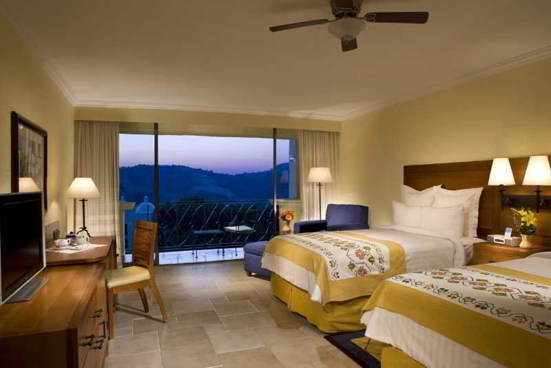 อิชตาปัน เด ลา ซัล แมริออท โฮเต็ล สปา แอนด์ คอนเวนชั่น เซ็นเตอร์ Hotel อิกซ์ทาปัน เดอ ลา ซัล ภายนอก รูปภาพ A guest room at the Four Seasons Resort